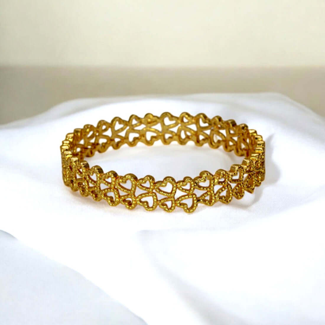 Trendy-gold-plated-heart-bangle