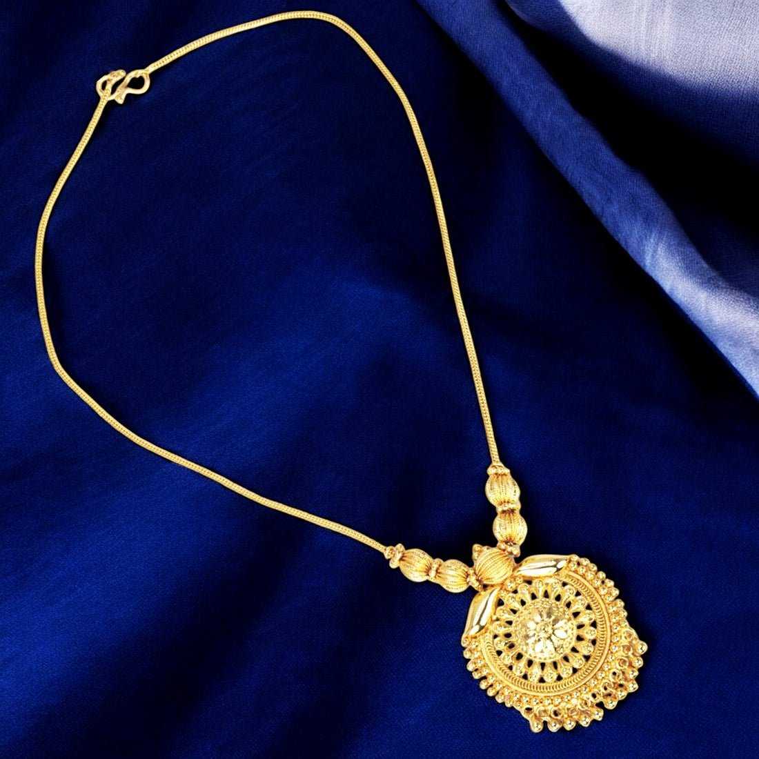 Graceful Gold Plated Floral Round Pendant Necklace - KSupreme