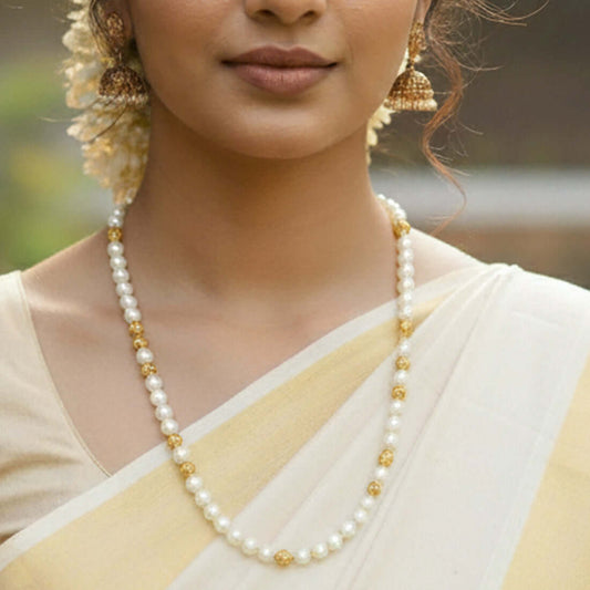 സ്വർണ്ണം പൂശിയ വെളുത്ത മുത്തുകളും സ്വർണ്ണ മുത്തുകളുടെ ശൃംഖലയും 